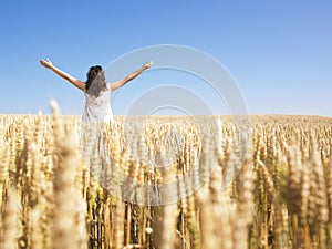 Žena v pšenica ramená roztiahnutý 