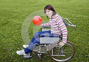 Žena v invalidní vozík 