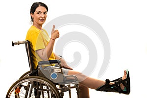 Žena v invalidní vozík dát palec nahoru 