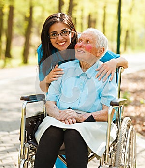Una mujer en silla de ruedas a enfermero 