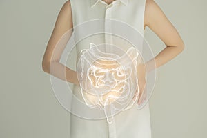 Žena v biely oblečenie držanie virtuálne črevo v ruke. človek varhany a zdravotná starostlivosť zdravotná starostlivosť nemocnice služba 