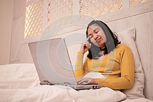 A woman who is confused while studying with a laptop