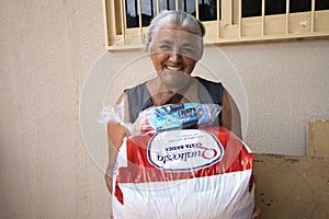 A woman who received a basic food kit donation