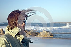 Una donna un ventoso il mare 