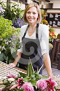Žena pracovné na kvetina obchod 