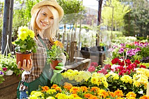 Una mujer en negocios flores sobre el invernadero 