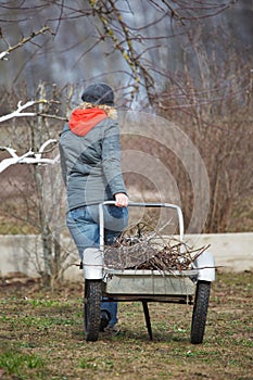 Una donna per affari giardino 