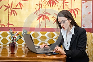 A woman works on her pc during her lunch break