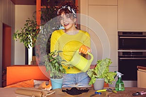 Una mujer en plantando a regando plantas 