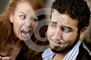 Žena kričí na muž 