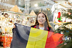 Ondulación de bandera sobre el nuevo calles Feria 