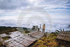 Mujer asiáticos viajar relajarse en día festivo. fotografías sobre el. tailandia 