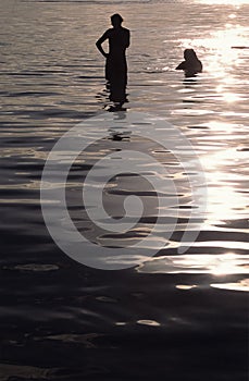 Mujer enfriamiento abajo después el sol banos 