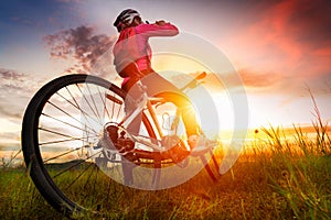 Women cyclists mountainbike is drinking water