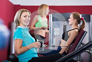 Women doing powerlifting on machines