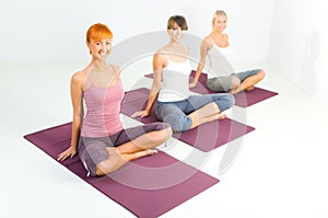 Women doing yoga exercices