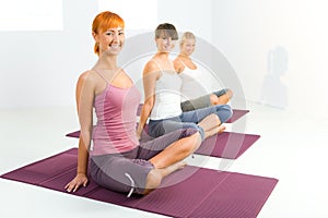 Women doing yoga exercices