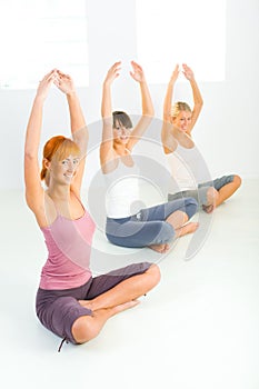 Women doing yoga exercices