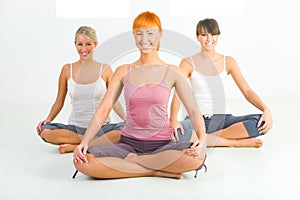 Women doing yoga exercices