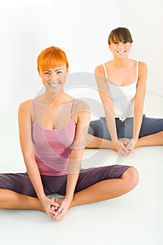 Women doing yoga exercices