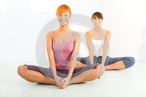 Women doing yoga exercices