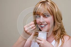 Women eats yoghurt