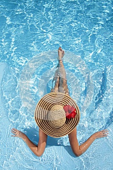 Donne un cappello piscina 