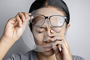 Women hold glasses and suffer from eye pain