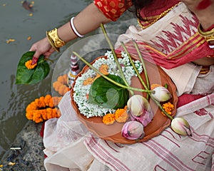 A Women is holding a borondala Pooja thali for worshipping God of religious offering