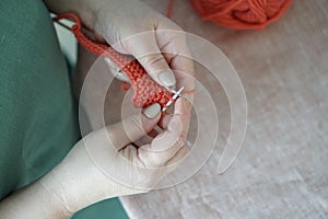 Donne. mani un lavorare a maglia. colore filo. colore 