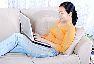 Mujer computadora portátil 
