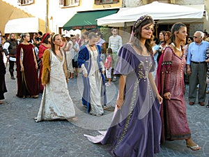 Women in medieval times costumes