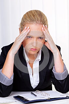 Women with migraine in office