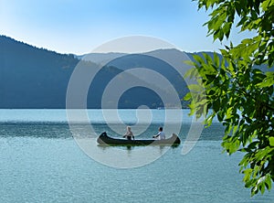 Donne remare canoa sul 