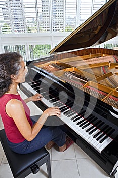 Women pianist photo