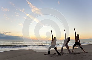 Ženy cvičenie jóga na pláž východ slnka alebo západ slnka 
