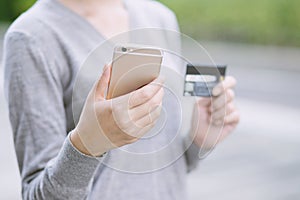 Women prefer shopping online with a credit card via mobile phone.