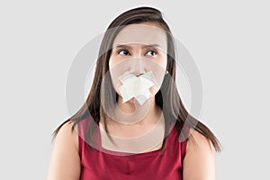 Women in red dresses use masking tape to close the mouth because they do not want to comment.