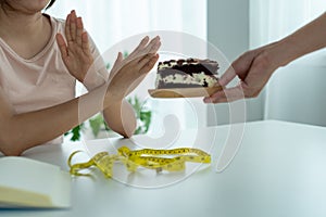 Women are rejecting cake dish a friend sends to intend to lose weight, refraining from eating foods are not beneficial to the body