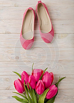 Women`s accessories - a hat, sunglasses and shoes. A bouquet of