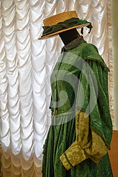 Women\'s green velvet coat of the 19th century with a hat