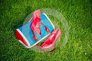 Women's shoes are on the bag and on the ground, women's summer shoes