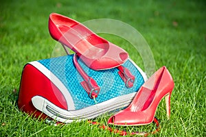 Women's shoes are on the bag and on the ground, women's summer shoes