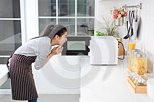 Women shock, cooking from the microwave