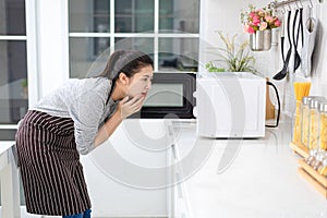 Women shock, cooking from the microwave