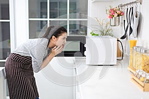 Women shock, cooking from the microwave