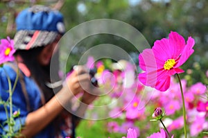 Ženy portrét na květiny na venkov thajsko 