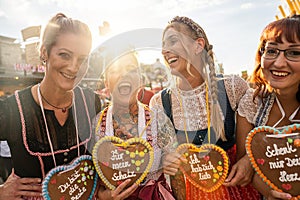 women in traditional Bavarian clothes dirndl with a Schenk mir dein Herz, Für mein Schatz, Ich hab dich lieb