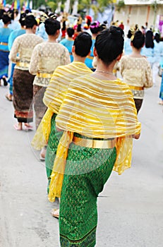 Mujer en tradicional ropa 