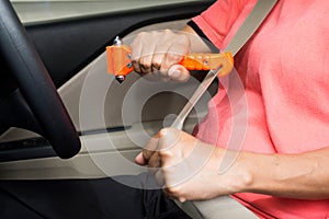 Women use Safety Hammer and Seatbelt Cutter in Cars,Cut belt When emergency